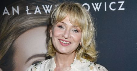 Katarzyna Żak pozuje w stroju kąpielowym. Fani zwracają uwagę na nogi aktorki