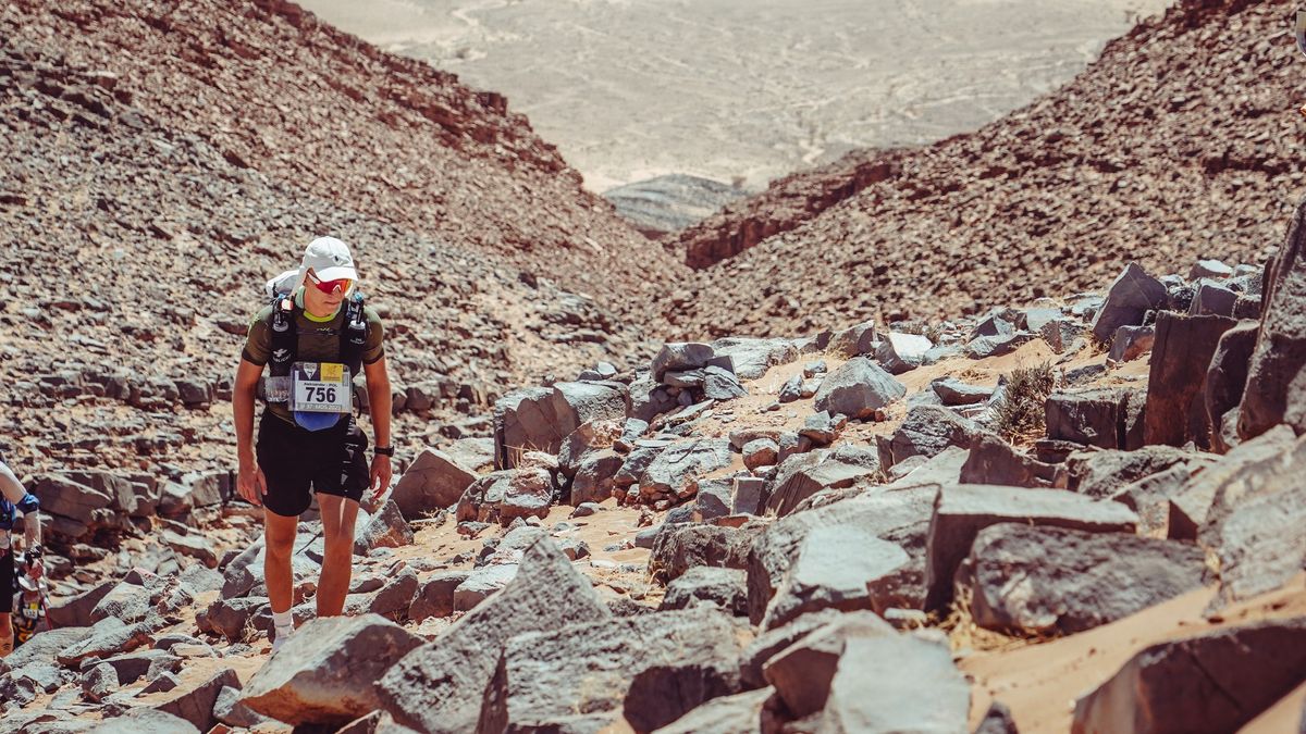 Zdjęcie okładkowe artykułu: Materiały prasowe / "Marathon des Sables" - zdjęcia organizatora / Aleksander Zaremba na trasie jednego z etapów 