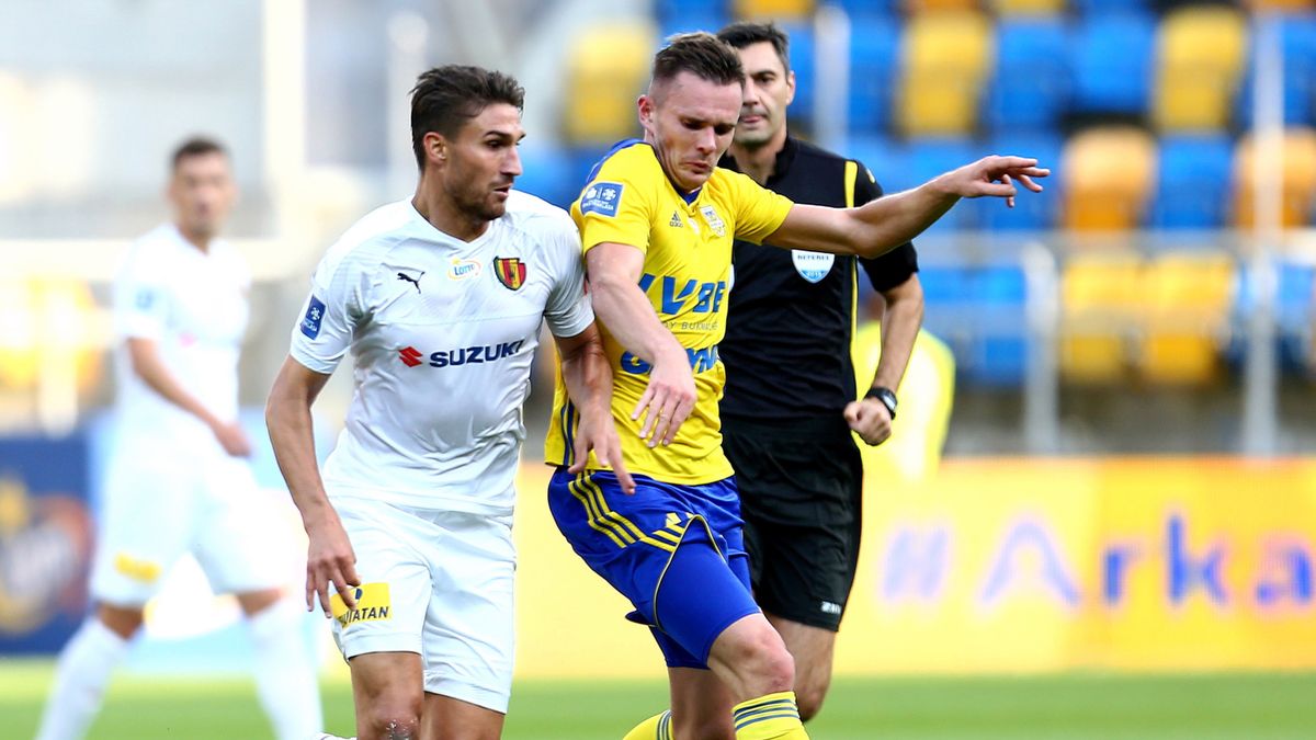 PAP / Jan Dzban / Na zdjęciu: piłkarz Arki Gdynia Adam Deja (C) i Michal Papadopulos (L) z Korony Kielce 