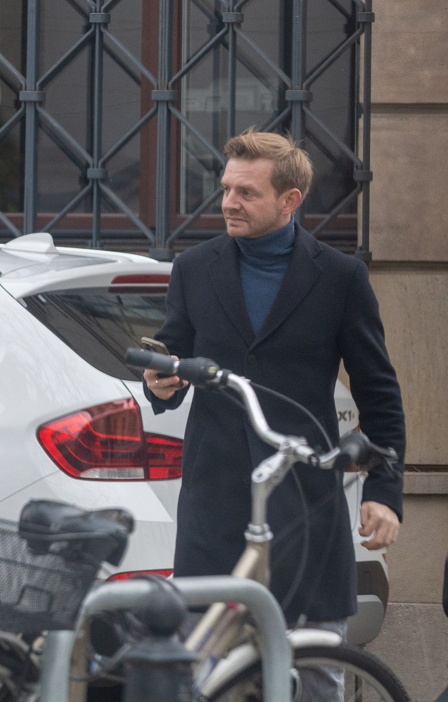 Rafał Zawierucha na spacerze z żoną i córką 
