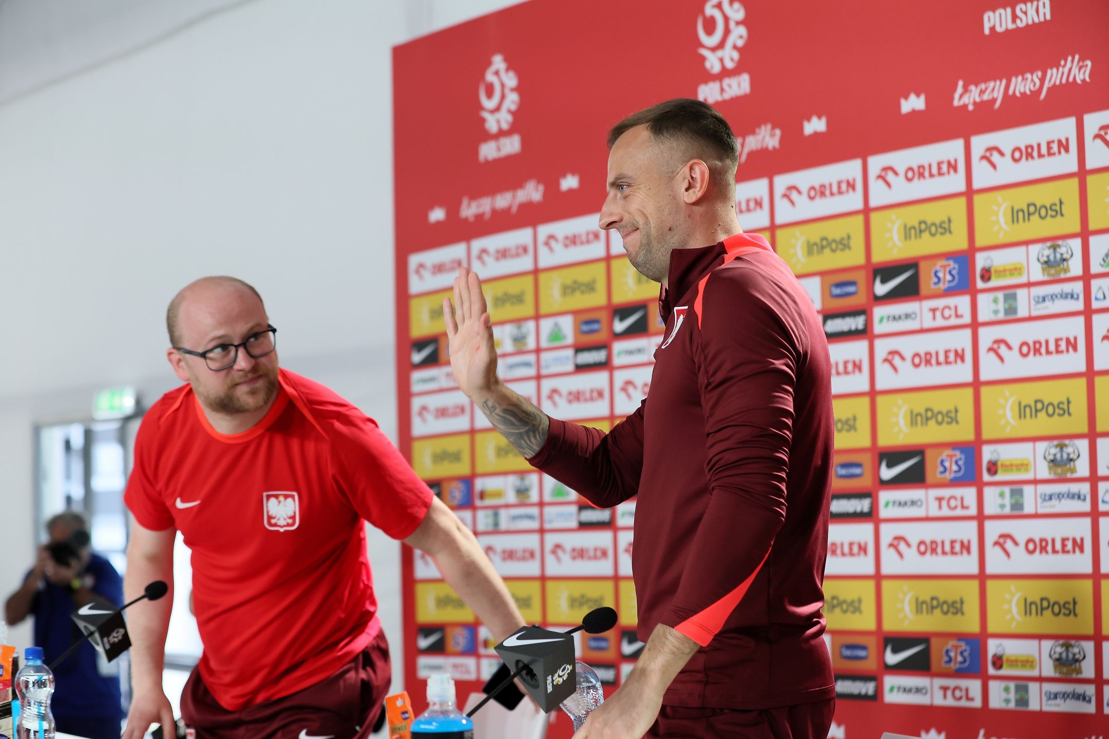 Dortmund, Niemcy, 24.06.2024. Piłkarz reprezentacji Polski Kamil Grosicki (P) i rzecznik prasowy kadry Emil Kopański (L) podczas konferencji prasowej w Dortmundzie, 24 bm. Polacy przygotowują się do jutrzejszego meczu grupy D piłkarskich mistrzostw Europy z Francją. (gj) PAP/Leszek Szymański