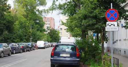 Nietykalny kierowca? Parkuje na zakazie i obraża mieszkańców osiedla