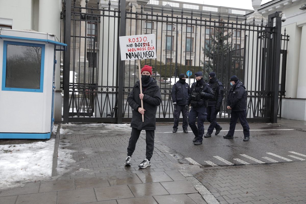 Warszawa. Reżyser protestuje pod ambasadą Rosji
