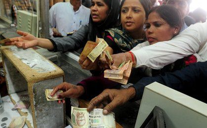 Chaos w Indiach. Władze unieważniły banknoty o największych nominałach