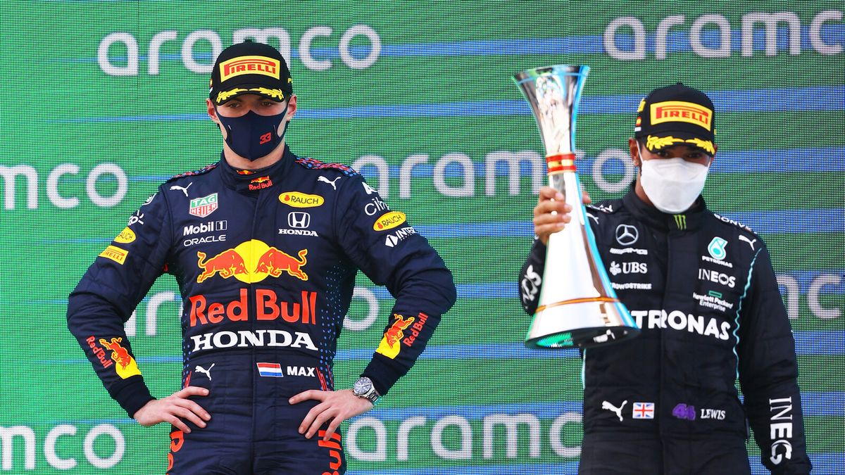 Zdjęcie okładkowe artykułu: Materiały prasowe / Red Bull / Na zdjęciu: Max Verstappen (po lewej) i Lewis Hamilton