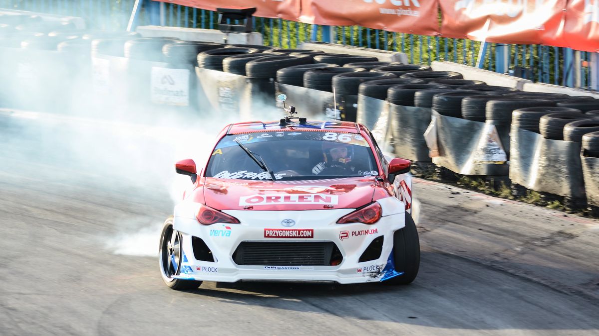 Newspix / Kuba Przygoński w trakcie driftu