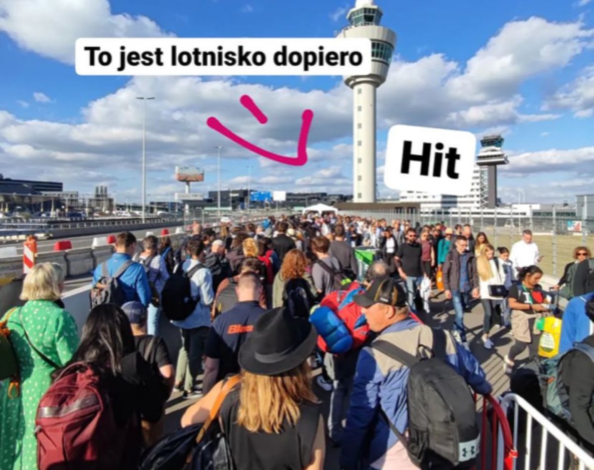 Kolejka do wejścia na lotnisko w Amsterdamie 