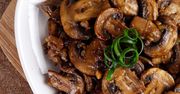 Dodaj odrobinkę do smażących się pieczarek. Będą tak pyszne jak grzyby prosto z lasu