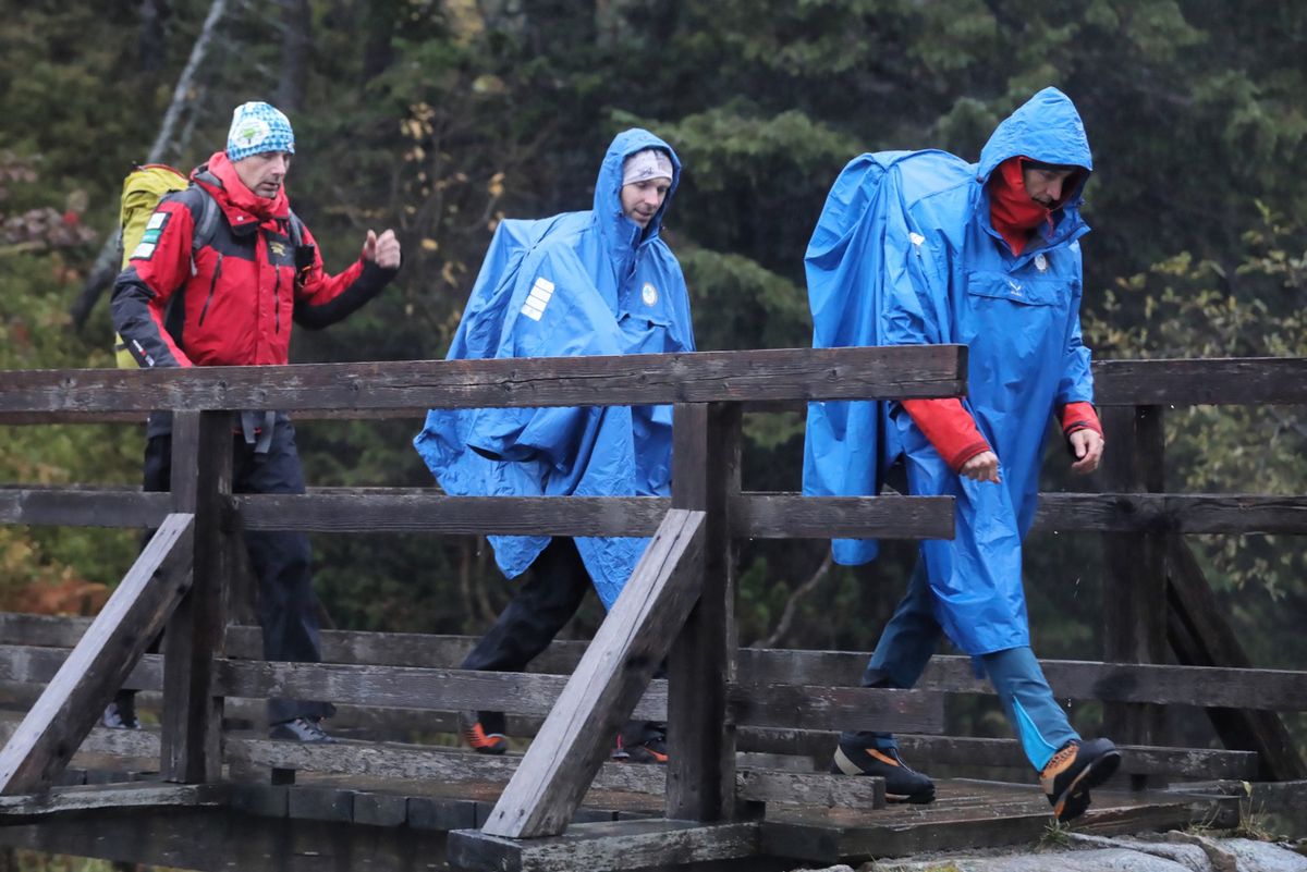 Kolejna grupa ratowników TOPR wyrusza z Morskiego Oka w rejon Rysów, by ratować niemieckich turystów
