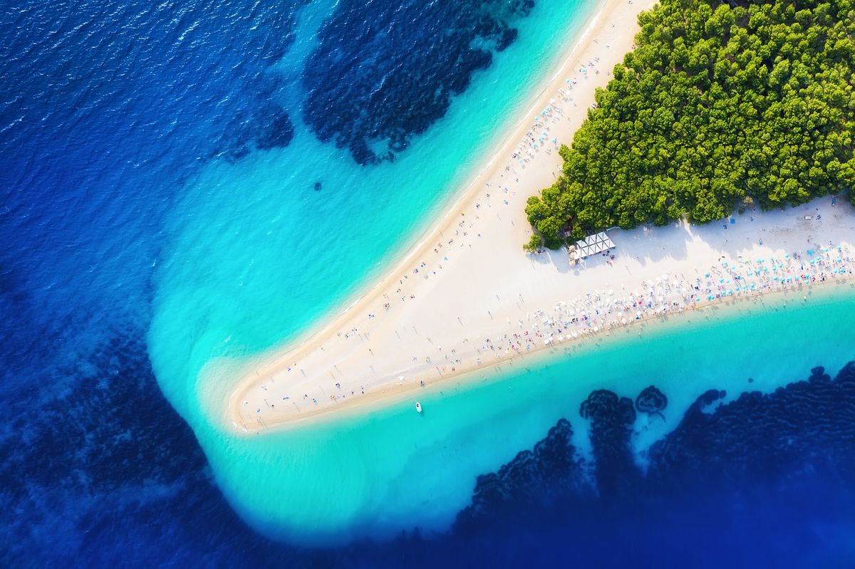 Zlatni Rat to plaża na chorwackiej wyspie Brač