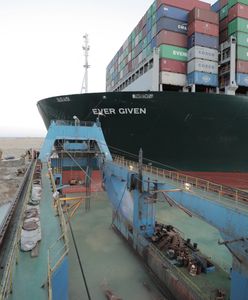 Gigantyczny kontenerowiec już może płynąć. Operacja w Kanale Sueskim