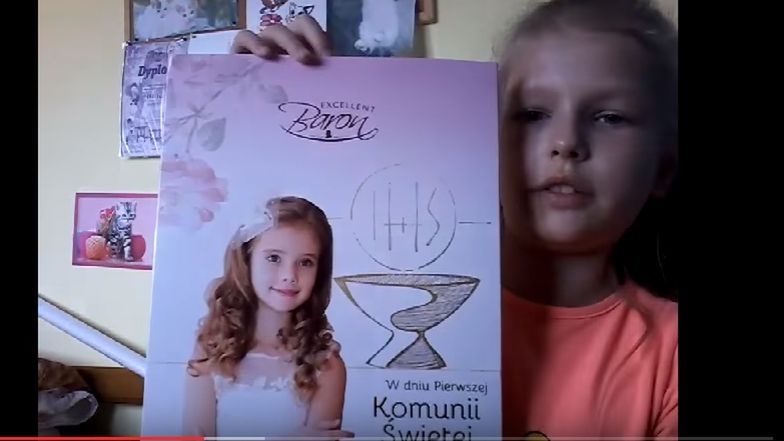 Dzieci chwalą się tym, co dostały na komunię
