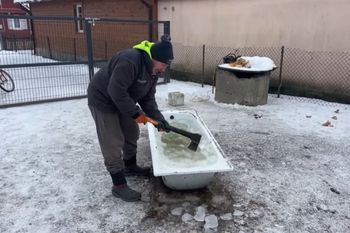 Andrzej z Plutycz złapał za siekierę. W sieci fala gorzkich słów