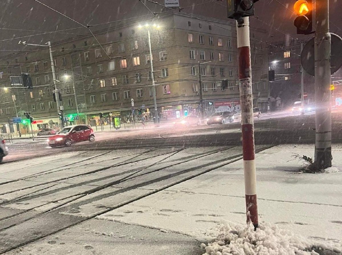 Zima we Wrocławiu. Śnieg zakrył ulice 