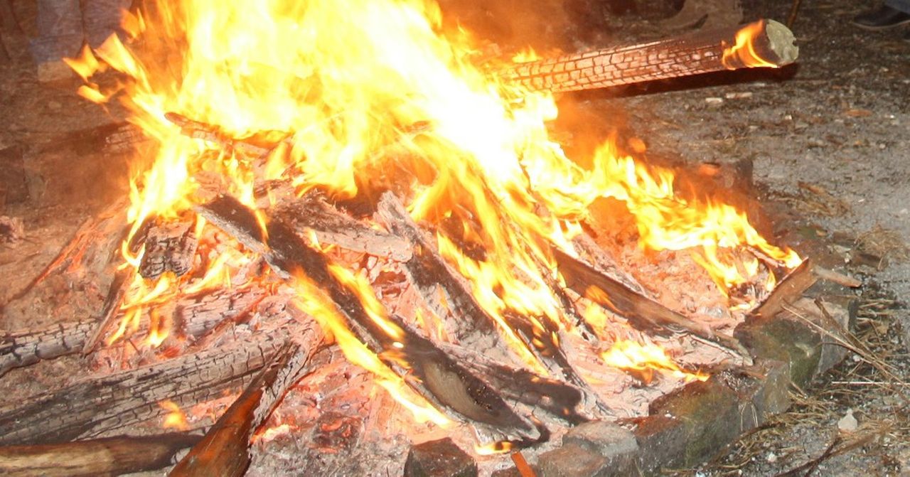 Łódź: W Zaduszki rozpaliła ognisko przed dworcem. Musiała interweniować straż pożarna i policja