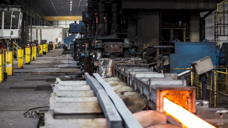 Problemy sektora hutniczego wpisują się w szerszy obraz wyzwań, z jakimi mierzą się dziś polscy producenci w różnych branżach.