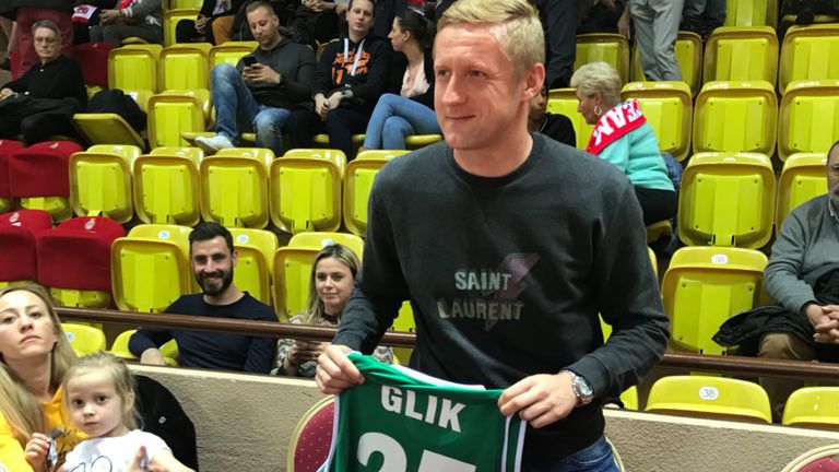 Kamil Glik z koszulką Stelmetu