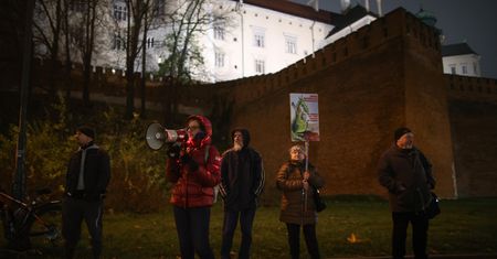 "Małpoludy". Powitali Kaczyńskiego na Wawelu