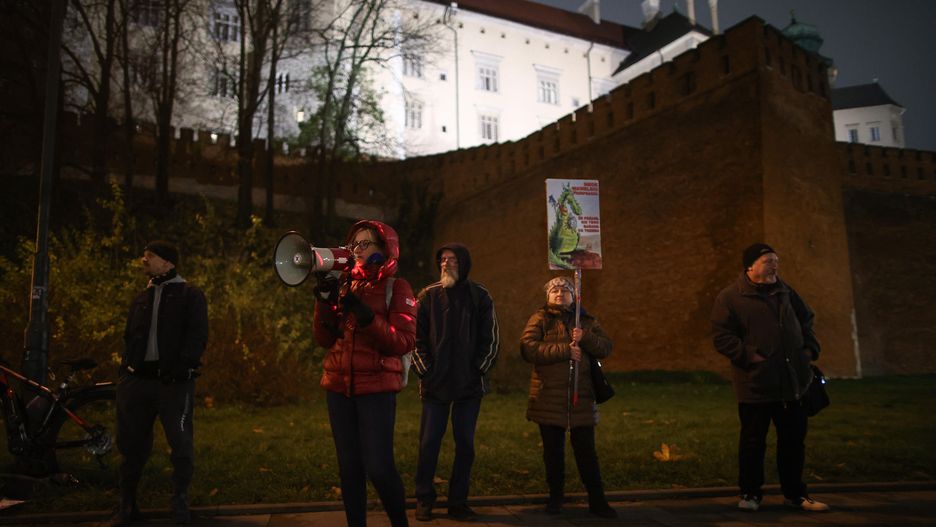 Uczestnicy protestu pod Wawelem w Krakowie, 18.11.2023