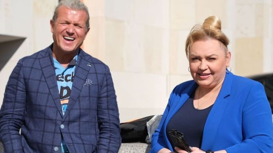 Agnieszka Siewiereniuk-Maciorowska z Jarosławem Jakimowiczem przed gmachem TVP