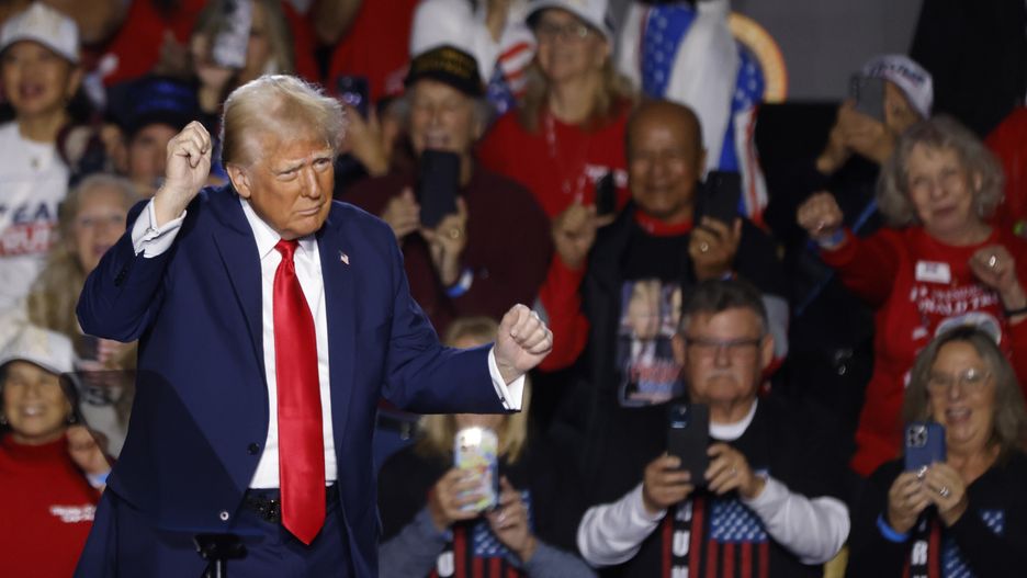 US President Donald J. Trump dances on stage after speaking at an event at the Circa Resort and Casino in Las Vegas, Nevada, USA, 25 January 2025. EPA/BIZUAYEHU TESFAYE Dostawca: PAP/EPA.
