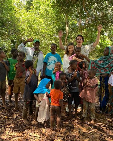 Julia Wieniawa pomaga dzieciom z Zanzibaru