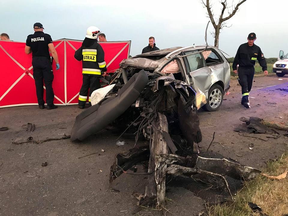 Wjechał w drzewo. Nie żyje 19-latek