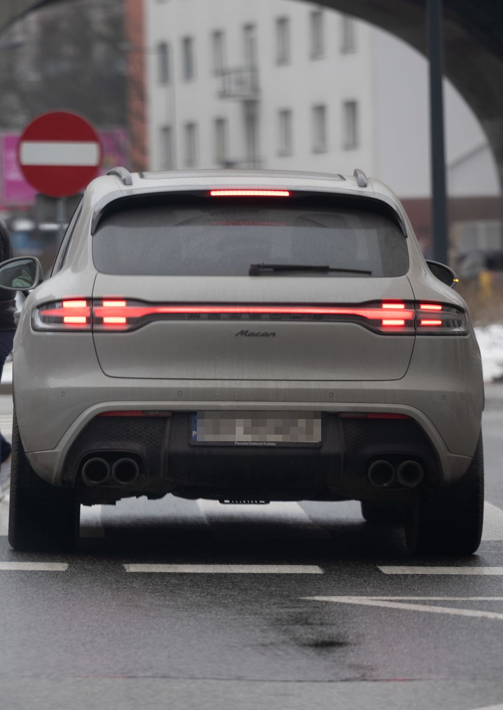 Julia Wieniawa odjeżdża swoim porsche za 600 tysięcy złotych