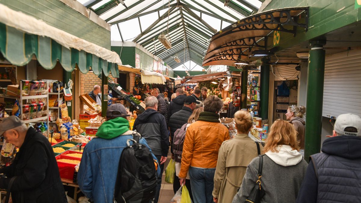 Warszawa, 29.03.2024. Wielki Pi�tek. Mieszka�cy stolicy podczas zakup�w wielkanocnych pod hal� Mirowsk� w Warszawie, 29 bm. (mr) PAP/Piotr Nowak
Piotr Nowak
bazar, hala Mirowska, handel, ilustracja, sprzeda�, targ, targowisko, tradycja, Wielkanoc, wielki piatek, zakupy, bazarek, kupuj�cy, mieszka�cy, stoiska, stoisko, stragan, stragany