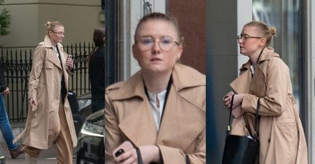 Odziana w beżowy "total look" Kinga Duda stawia się w pracy. Na miejsce przywiozła ją szoferka