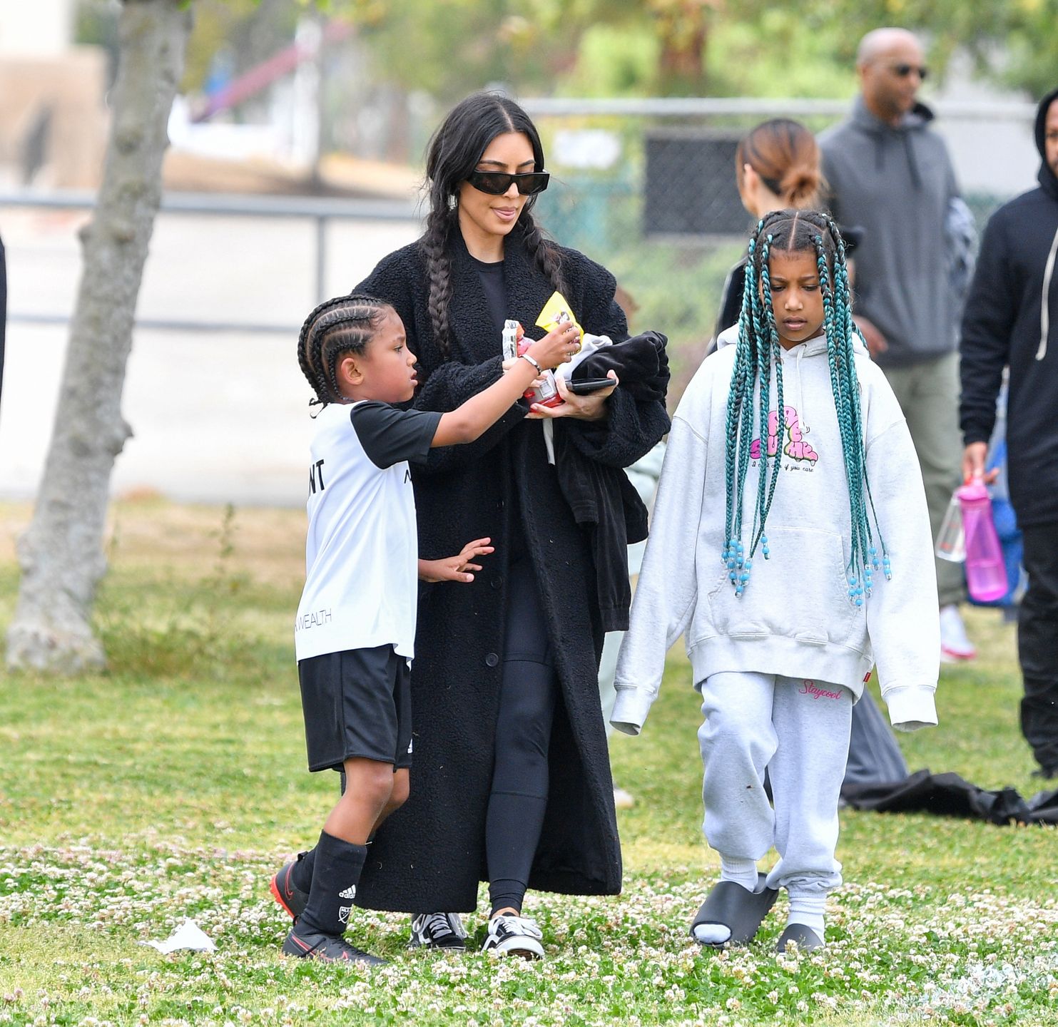 "Rozczochrana" i zaspana Kim Kardashian pilnuje dzieci na meczu piłki nożnej 