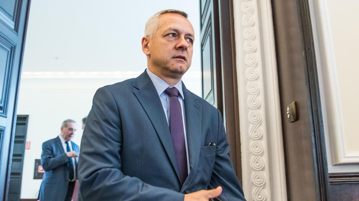 Minister Zagórski tłumaczy, że centralny rejestr miał powstać na prośbę firm telekomunikacyjnych