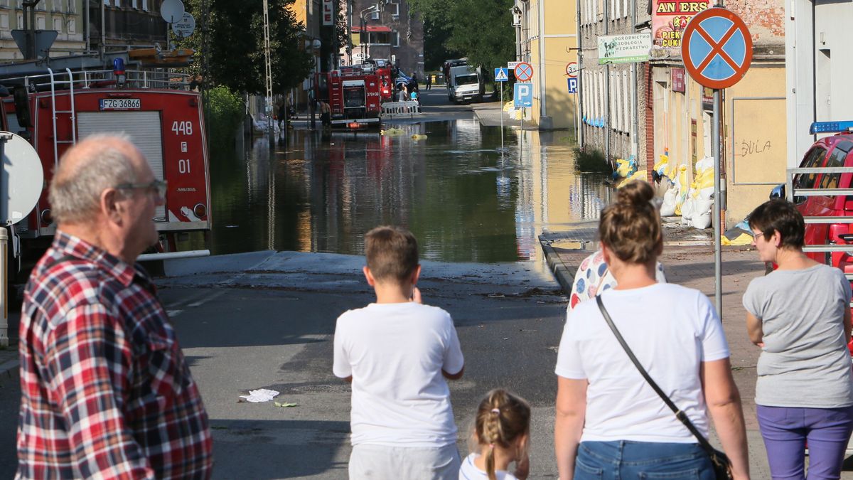 Żagań, 18.09.2024. Dynamiczna sytuacja powodziowa. Zalania w Żaganiu w woj. lubuskim, 18 bm. Mieszkańcy ulic Moniuszki, Włókniarzy, Skarbowej i Dworcowej zostali w nocy z 17 na 18 bm. poproszeni o ewakuowanie się. Został przekroczony o ponad dwa metry stan alarmowy na rzece Bóbr. (mr) PAP/Lech Muszyński ***Do tego materiału zdjęciowego dostępna jest również depesza w systemie CSI, pt.: add to my news Lubuskie/ Ewakuacja mieszkańców części ulic Żagania, Nowa Sól czeka na falę powodziową***