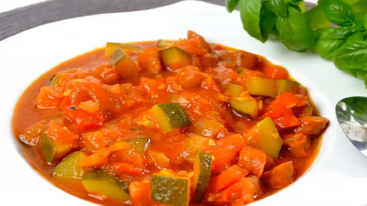 Leczo to proste w wykonaniu danie jednogarnkowe, które jest bardzo smaczne i sycące. 