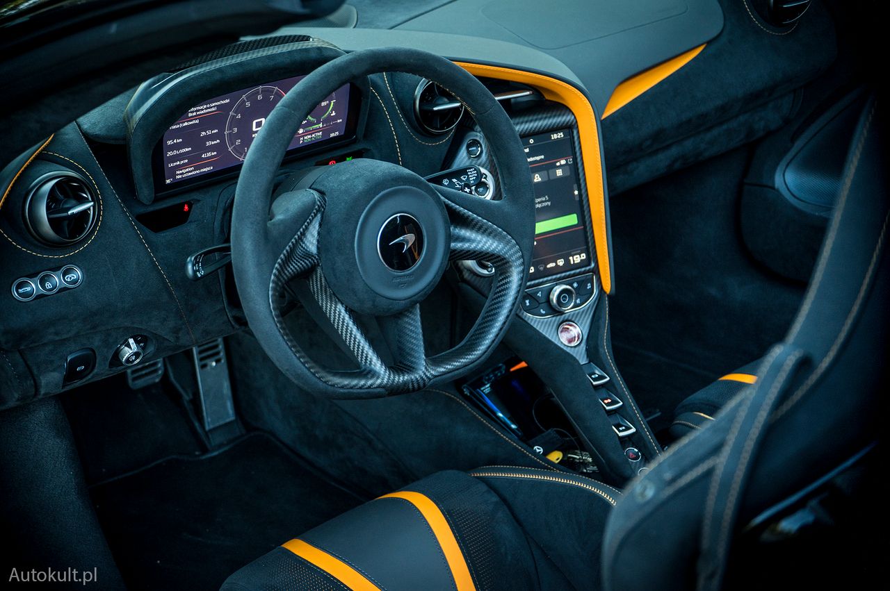 Wnętrze McLarena 720S jest minimalistyczne i podporządkowane prowadzeniu. Dlatego nawet na kierownicy nie ma ani jednego przycisku (2020) (fot. Mateusz Żuchowski)