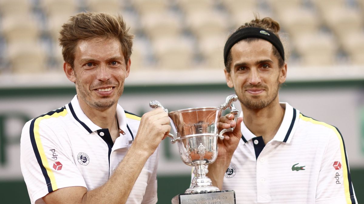 PAP/EPA / YOAN VALAT  / Na zdjęciu: Nicolas Mahut (z lewej) i Pierre-Hugues Herbert, mistrzowie Rolanda Garrosa 2021 w deblu