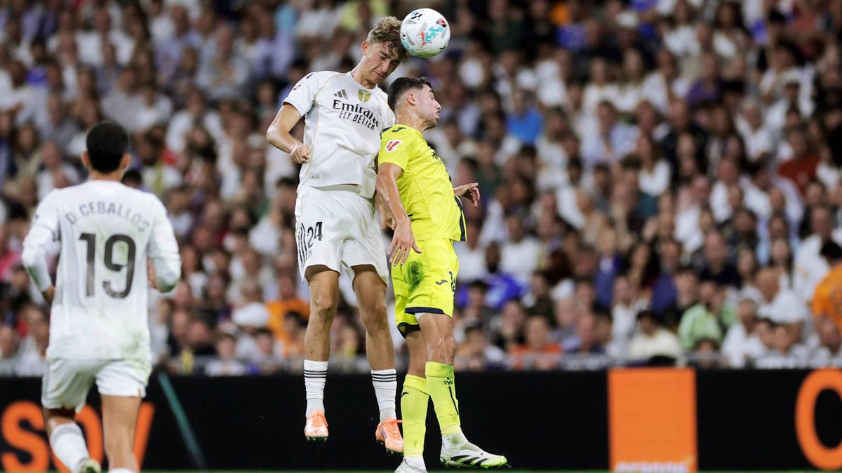 Getty Images / Soccrates Images / Dean Huijsen w walce o piłkę z piłkarzem Villarrealu