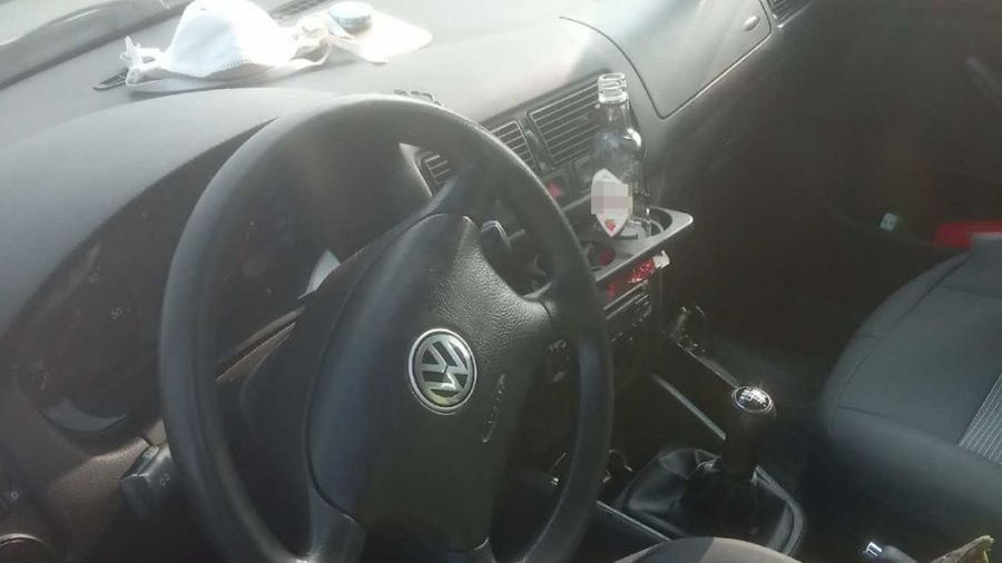 W uchwycie na kubki policjanci znaleźli napoczętą butelkę wódki