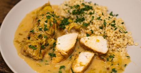 Kurczak curry w sosie porowym rozpływa się w ustach. Mięso to bajka, ale sos jest poezją