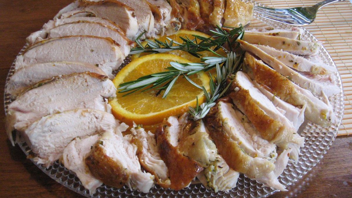 Pieczona marynowana pierś z indyka (mięso i skóra)