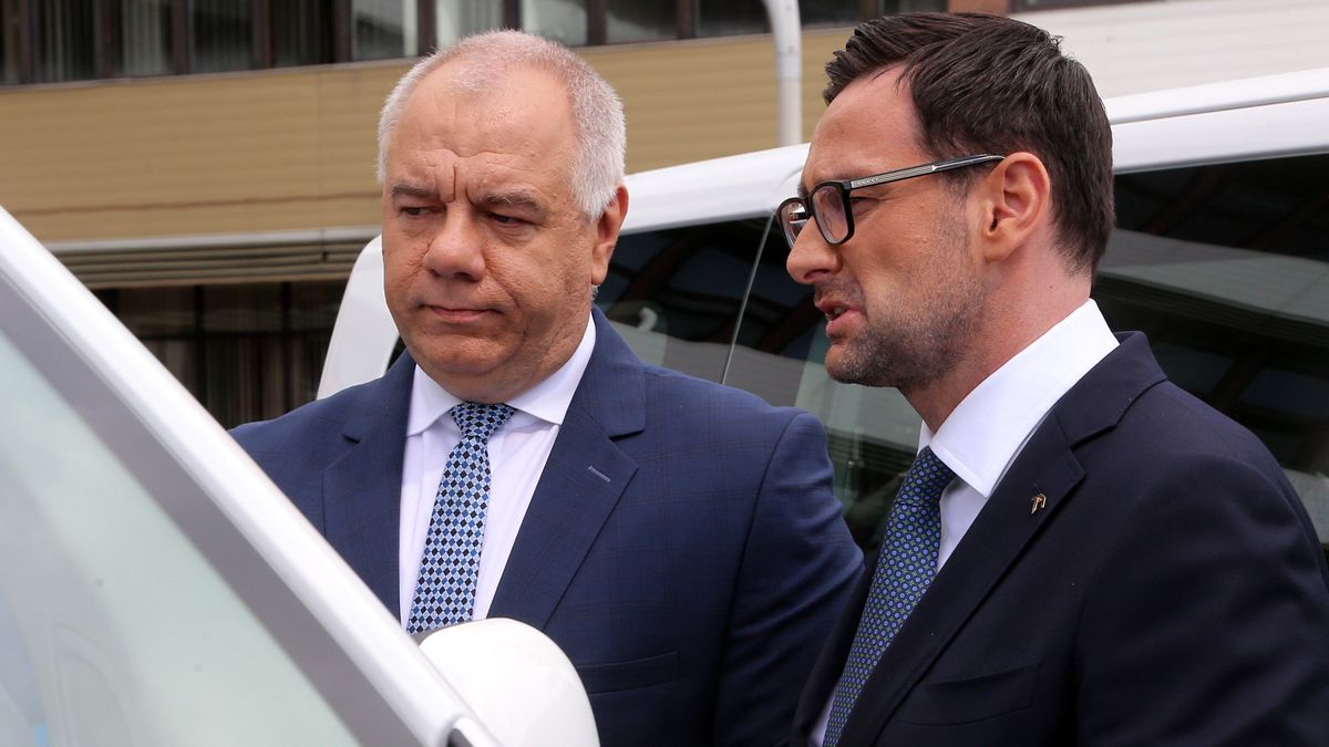 Wicepremier Jacek Sasin ponagla prezesów spółek Skarbu Państwa, by przeszli procedurę dającą dostęp do informacji z klauzulą 'tajne'. Według nieoficjalnych ustaleń takiego dostępu nie ma m.in. szef PKN Orlen