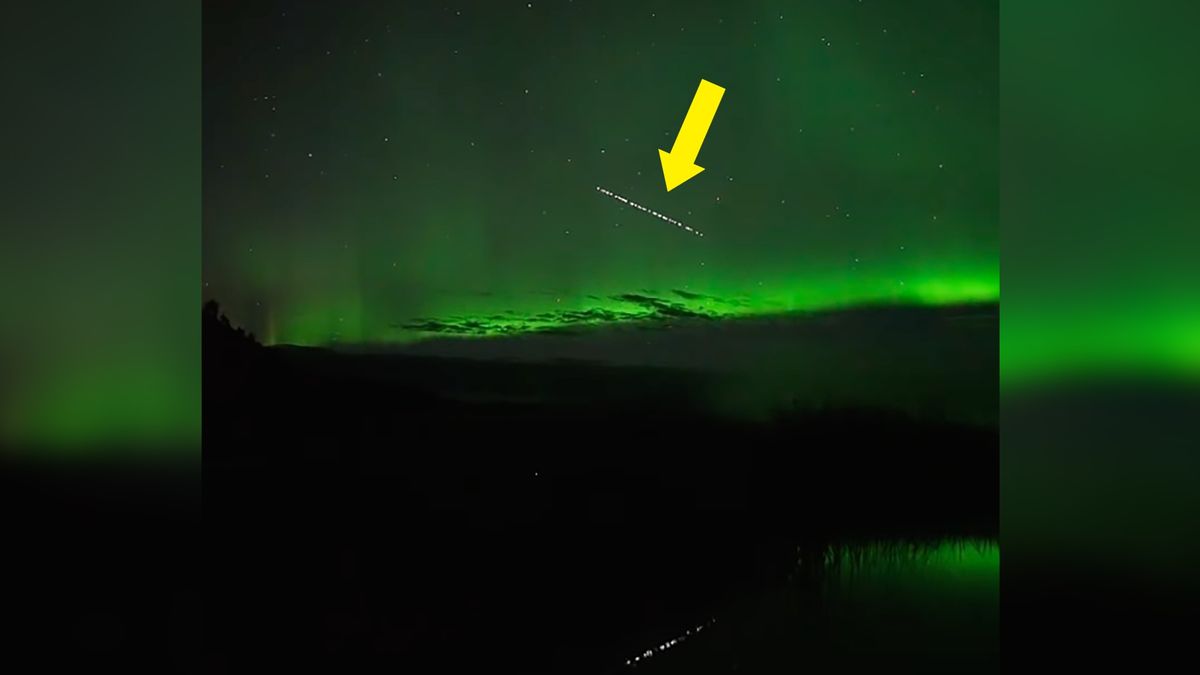 Pociąg Starlinków widzianych nad niebem Alaski.