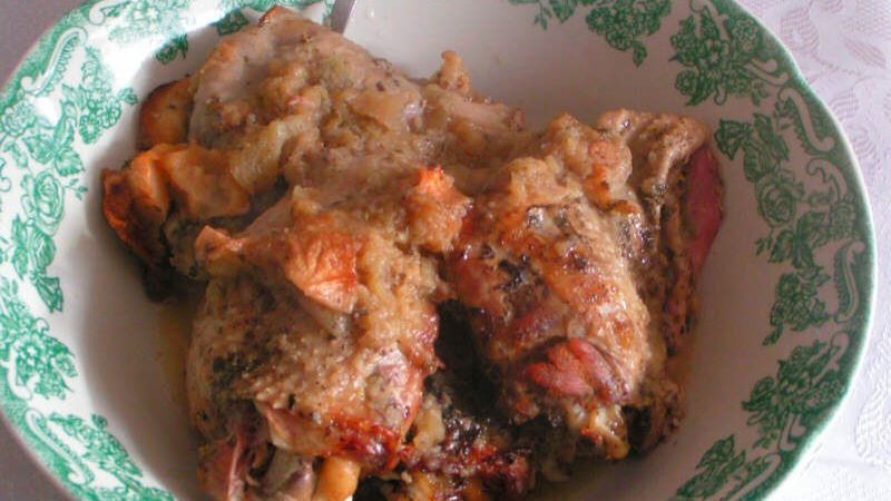 Pieczony marynowany udziec z indyka (mięso i skóra)