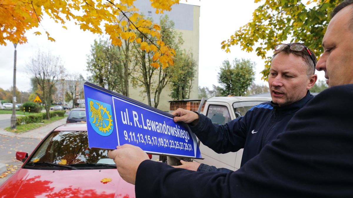 tablica z imieniem Roberta Lewandowskiego, z prawej burmistrz Kuźni Raciborskiej Paweł Macha