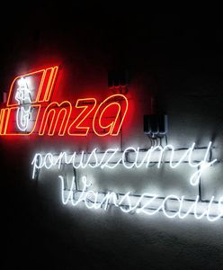 Warszawa. Neon na budynku MZA. Zachęca do podróżowania komunikacją miejską