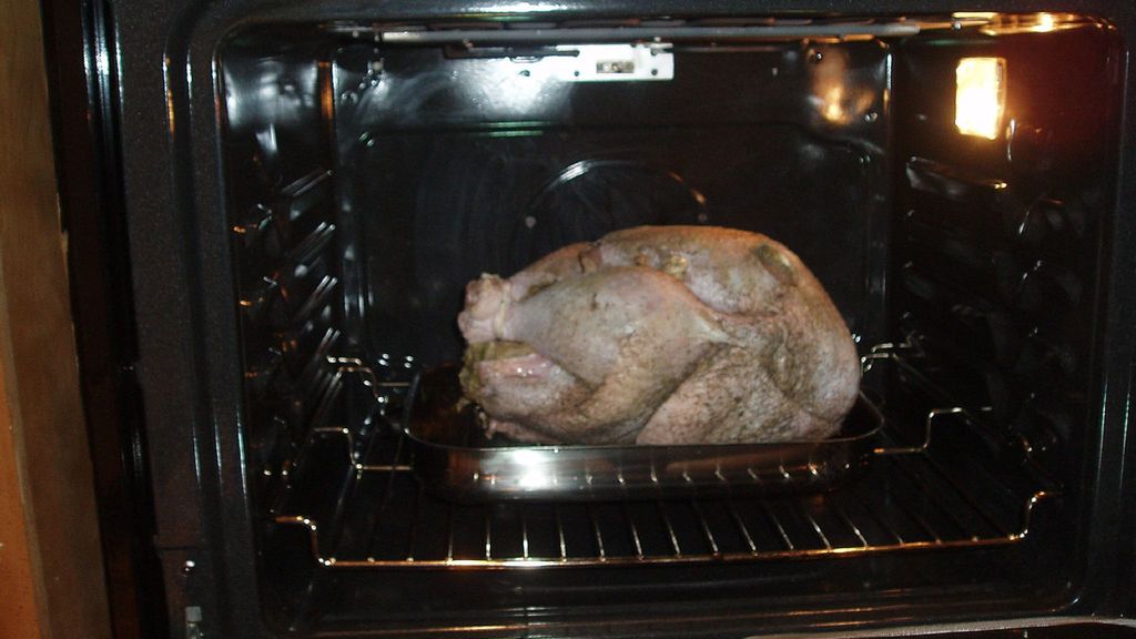 Surowa mrożona pieczeń z indyka bez kości z przyprawami (jasne i ciemne mięso)