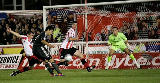 W sezonie 2011/2012 Artur Krysiak (Exeter) w II rundzie Pucharu Anglii stanął naprzeciw gwiazd Liverpoolu. The Reds wygrali 3:1 po bramkach Suareza, Maxi Rodrigueza i Carrolla, fot.: prywatne archiwum Krysiaka.