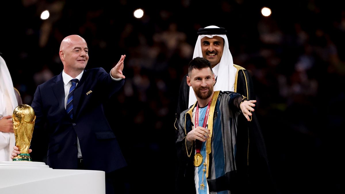 Getty Images / Jean Catuffe / Na zdjęciu: Gianni Infantino, Sheikh Tamim bin Hamad Al Thani i Lionel Messi