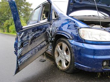Jeziorki Kosztowskie: Wypadek pijanego 20-latka. Pasażer ciężko ranny