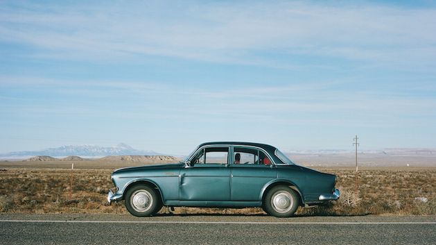 Dwójka młodych ludzi, pies, stary samochód i piękna fotografia drogi 1